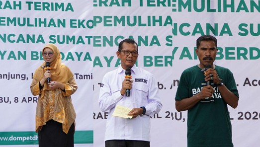 perkuat nelayan di sumatra 3 dompet dhuafa Sambutan oleh Anna Rahmawati selaku direktur program pemberdayaan DD, Staf Ahli Bupati Bidang Ekonomi, Keuangan, dan Pembangunan Kab. Aceh Tamiang bapak Yunus S.P, dan ketua POKDAKAN Maju Bersama Zainal Abidin.