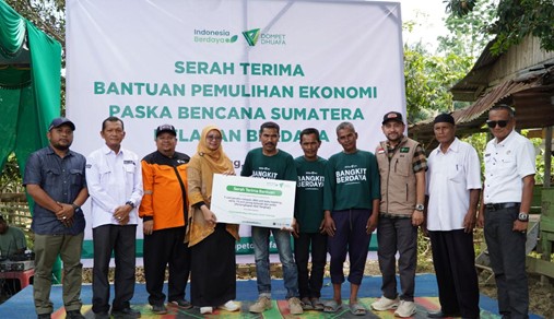 perkuat nelayan di sumatra 4 dompet dhuafa Foto bersama seluruh penerima manfaat bersama stakeholder serta peninjauan bantuan perahu dan alat tangkap untuk Nelayan.
