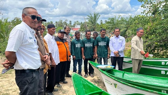 perkuat nelayan di sumatra 5 dompet dhuafa Stakeholder menyaksikan langsung tradisi peusijuek perahu sebagai rasaya syukur atas perahu baru.