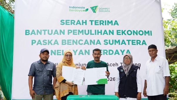 perkuat nelayan di sumatra 6 dompet dhuafa Prosesi penandatanganan dokumen serah terima bantuan dari Direktur Program Pemberdayaan DD, Anna Rahmawati kepada penerima manfaat sekaligus ketua POKDAKAN Maju Bersama Zainal Abidin.