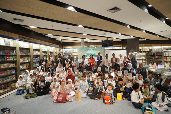 50anakyatimbelanjagramediabsd10 dompet dhuafa Large group of children, parents, and volunteers posing together in a bookstore during a community event.