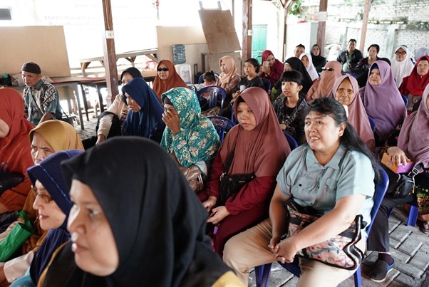 bantuanmodenauntukibuibutunanetra6 dompet dhuafa Group of women wearing colorful hijabs seated in a community meeting, attentively listening.