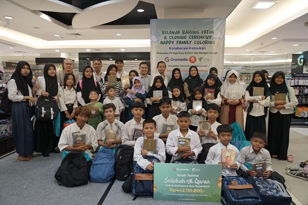belanjabarengyatimgramediadanptrajarasakuliner20 dompet dhuafa Group of children and adults posing with certificates at a bookstore closing ceremony, banner behind them says 'Happy Family Coloring' and logos visible.