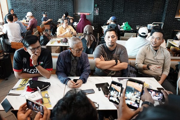 delegasigpcidompetdhuafakebrusseluntukperdamaiandipalestina3 dompet dhuafa Four men sit around a cafe table while others in the background film them with smartphones.
