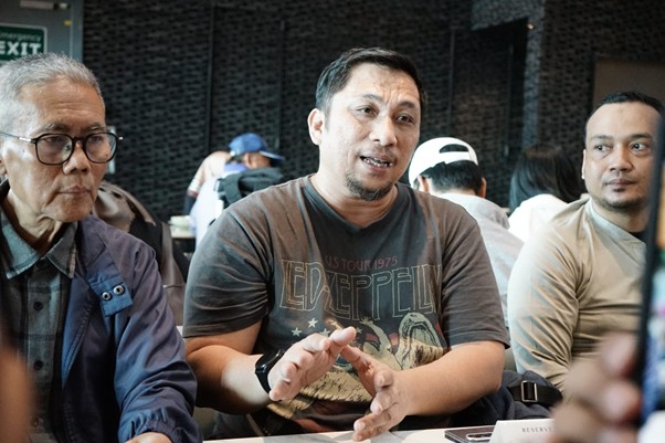 delegasigpcidompetdhuafakebrusseluntukperdamaiandipalestina4 dompet dhuafa Three men sit at a table in a casual discussion; the center man speaks with animated hand gestures.