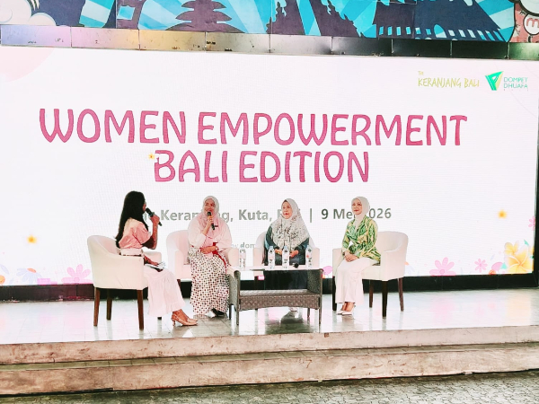 fotojet4 1 dompet dhuafa Panel discussion on stage with four women seated in white chairs; large banner behind reads 'WOMEN EMPOWERMENT BALI EDITION' at a Bali event.