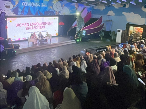 fotojet dompet dhuafa Stage event banner reads 'Women Empowerment Bali Edition' with panelists, audience seated by a water feature in a Bali venue.