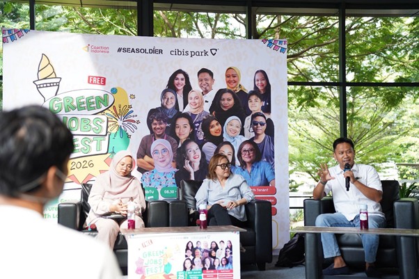greenjobsdanekonomihijau3 dompet dhuafa Panel discussion at Green Jobs Fest with a collage backdrop, three women and two men seated on stage, speaker with microphone on the right, audience in foreground.