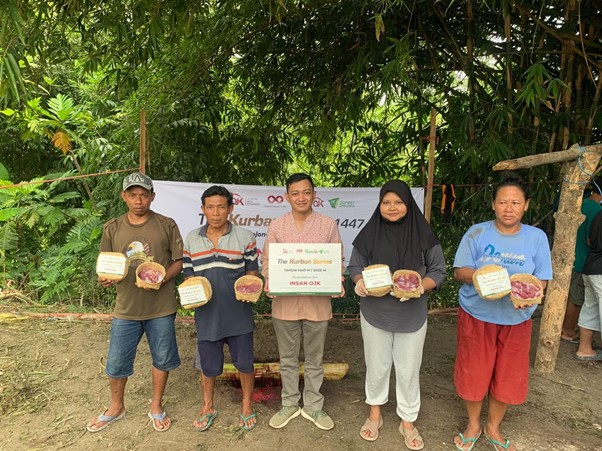 kurban rois ojk 8 dompet dhuafa Group of six people standing outdoors, each holding a box or basket of food in front of a banner, suggesting a charity or food distribution event.
