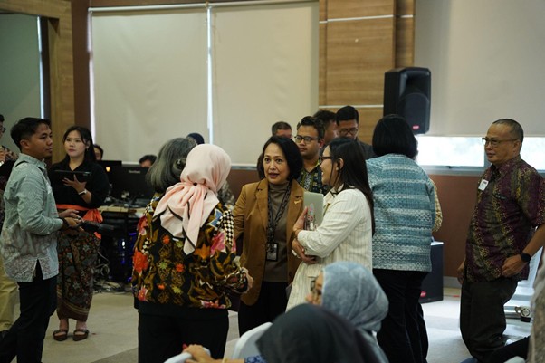 penghargaanpenghimpunanfilantropiindonesia9 dompet dhuafa Group of professionals mingling and chatting in a conference room, some wearing name badges and lanyards.