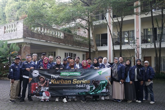 press touring kurban 1447 h 1 dompet dhuafa Group of people posing outdoors behind a banner that says 'The Kurban Series 1447' during a press tour at a campus setting in Semarang, Jawa Tengah, Indonesia.