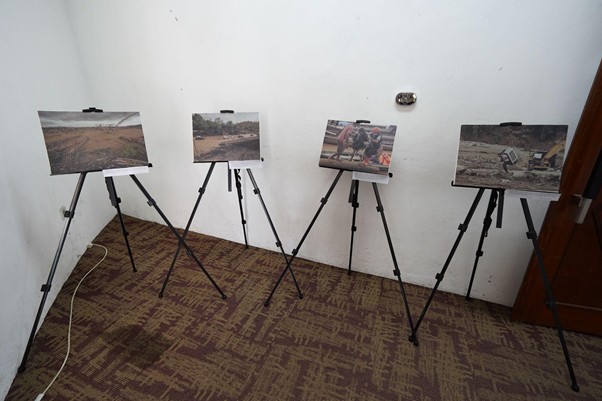 programmufakat3 dompet dhuafa Five small photos mounted on tripod easels set in a corner of a room, showing outdoor landscape scenes.