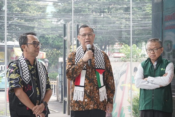 tim kemanusiaan gaza ke mesir 2 dompet dhuafa Ketua Pengurus Yayasan Dompet Dhuafa Republika, Ahmad Juwaini, saat menyampaikan sambutan untuk melepas tim kemanusiaan di Lobby Gedung Philanthropy, Jakarta Selatan.