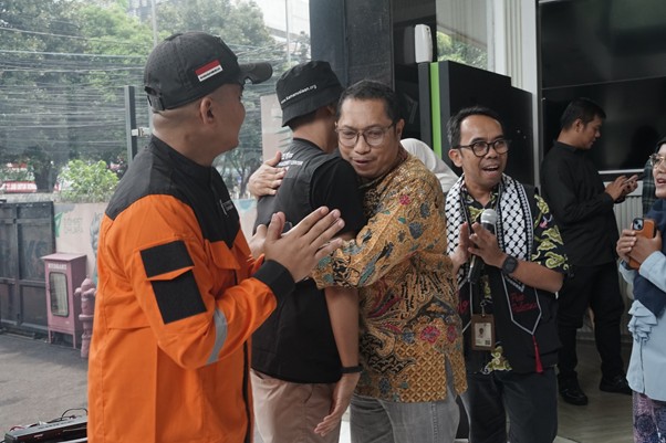 tim kemanusiaan gaza ke mesir 4 dompet dhuafa Momen saat Insan Dompet Dhuafa melepas tim kemanusiaan untuk Gaza dengan bersalam-salaman.