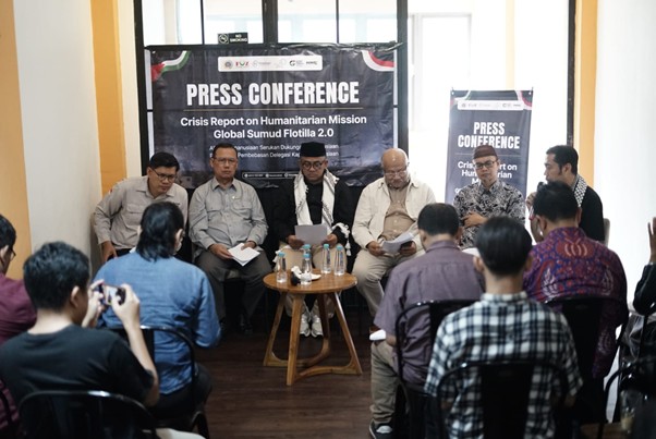 presscon foz gsf 20 1 dompet dhuafa Panel of six men seated at a press conference with a dark banner behind reading 'PRESS CONFERENCE' and smaller text about a humanitarian mission; audience sits facing the panel in a bright room.