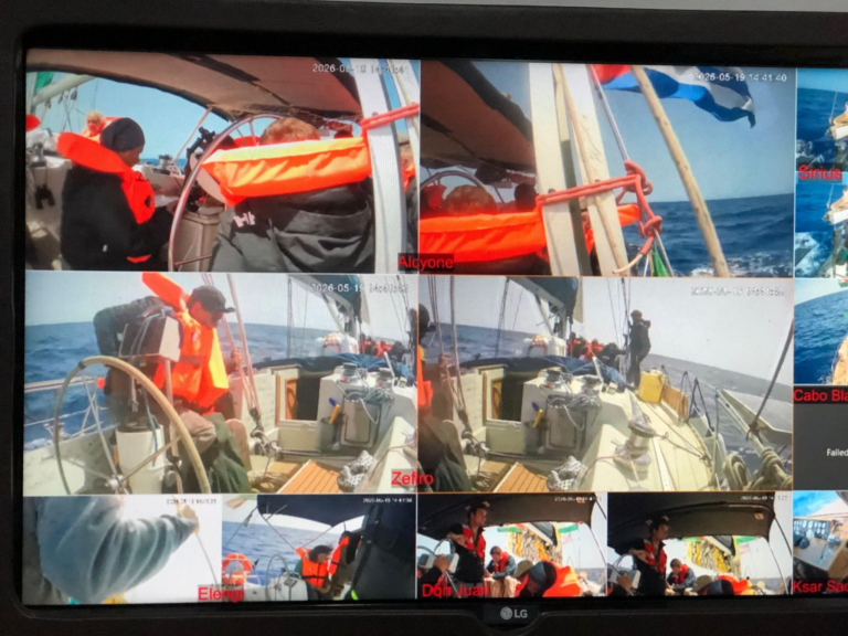 2pejuangwnironggodanhermandikapalzefirogsfdiculikpasukanisrael2768x576 dompet dhuafa Collage of sailors on a sailboat deck wearing orange life jackets, multiple camera angles at sea.