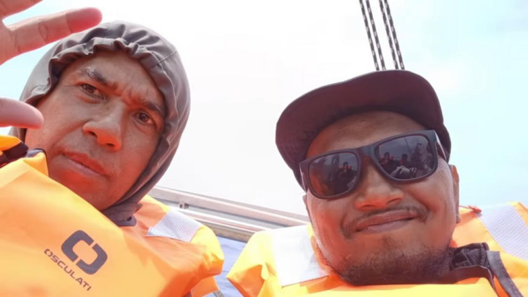 2pejuangwnironggodanhermandikapalzefirogsfdiculikpasukanisrael4768x432 dompet dhuafa Two men on a boat wearing bright orange life jackets pose for a selfie, one making a peace sign toward the camera.