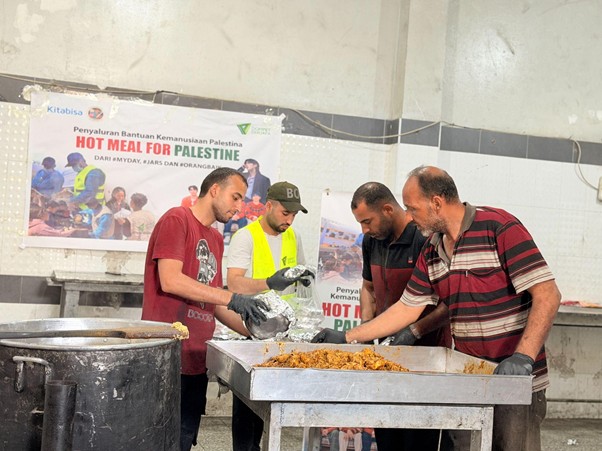 Proses memasak dan menyiapkan makanan siap saji untuk para pengungsi Gaza.