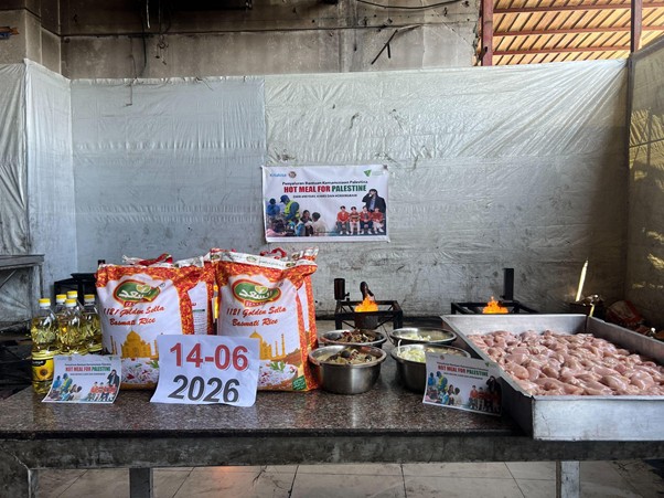 Bahan-bahan kebutuhan untuk memasak makanan siap saji untuk para pengungsi Gaza di Khan Younis, Jalur Gaza Selatan yang disiapkan untuk hari pertama penyaluran, Ahad (14/06/2026).