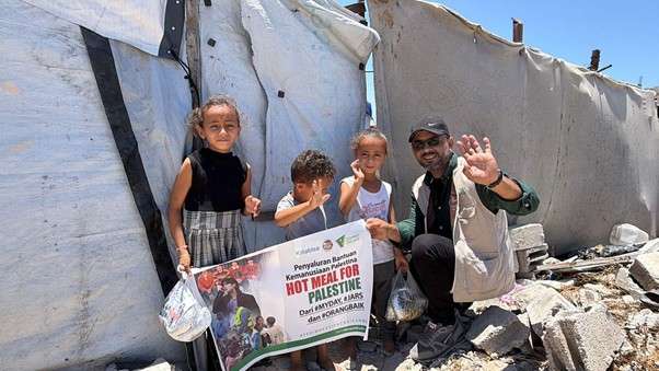 Proses pendistribusian paket makanan siap saji dari My Days Komunitas My Day and Jars Social Project untuk para pengungsi di Gaza, Palestina.