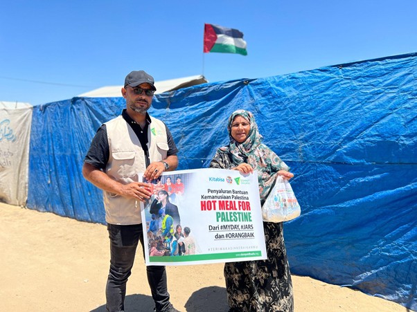 Proses pendistribusian paket makanan siap saji dari My Days Komunitas My Day and Jars Social Project untuk para pengungsi di Gaza, Palestina.