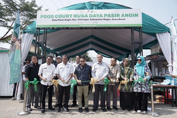 foodcourt nusadaya bogor 1 dompet dhuafa Ribbon-cutting ceremony at Food Court Nusa Daya Pasir Angin under a teal-and-white canopy, with officials in formal attire lined up in front of the sign.