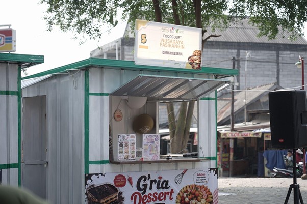 foodcourt nusadaya bogor 2 dompet dhuafa Outdoor dessert stand with a green frame, serving Gria Dessert; menu boards and a large dessert banner visible, trees in the background.