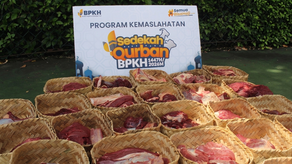 kurban bpkh 3 dompet dhuafa Outdoor display of many woven baskets filled with raw meat next to a sign reading 'Program Kemaslahatan Sedekah Qurban BPKH' for a charitable Qurban program.