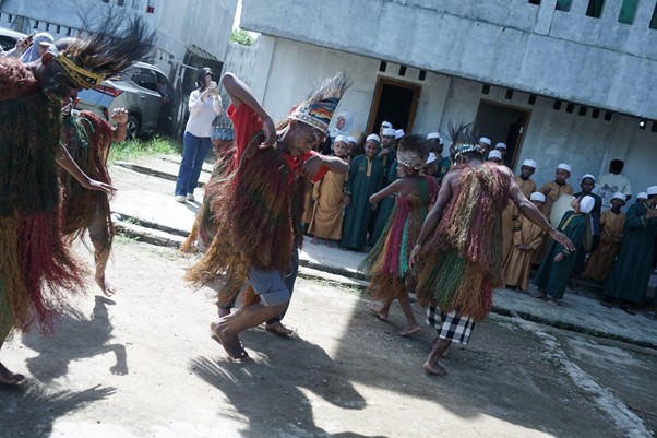 kurban tokopedia 2 dompet dhuafa Santri-santri Pondok Pesantren Darul Rasul 2 menyambut kemeriahan THK 1447 H dengan tarian adat asal Papua.