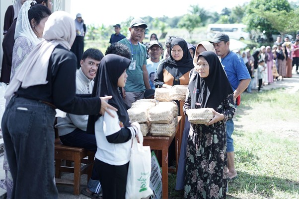 kurban tokopedia 8 dompet dhuafa Proses pembagian daging kurban kepada masyarakat sekitar Pondok Pesantren Darul Rasul 2, Cibadak, Sukamakmur, Jawa Barat.