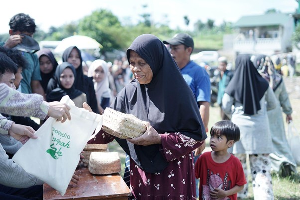 kurban tokopedia 9 dompet dhuafa Proses pembagian daging kurban kepada masyarakat sekitar Pondok Pesantren Darul Rasul 2, Cibadak, Sukamakmur, Jawa Barat.