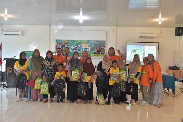 yatim fun adventure 5 dompet dhuafa Anak-anak dan orang tua pendamping mendapatkan paket school kit dan paket beras untuk menunjang kebutuhan belajar sekaligus kebutuhan ekonomi.