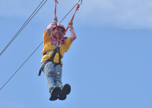 yatim fun adventure 9 dompet dhuafa Wahana Flying Fox yang ramai diminati anak-anak serta orang tua pendamping dalam program Yatim Fun Adventure 2026.