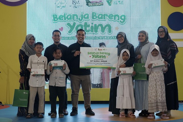 belanjabarengyatimtransstudiomallcibubur10 dompet dhuafa Group of adults and children on a stage posing with certificates, in front of a banner that reads Belanja Bareng Yatim.