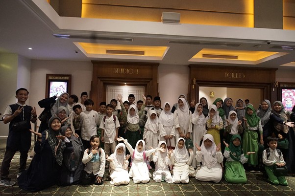 belanja bareng yatim trans studio mall cibubur 3 dompet dhuafa Antusias siswa SIT Nurul Akbar dan anak anak yatim saat menonton film di bioskop.