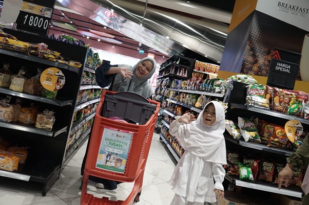 belanja bareng yatim trans studio mall cibubur 8 dompet dhuafa Antusias anak anak yatim saat mengikuti program Belanja Bareng Yatim kolaborasi antara Dompet Dhuafa dan SIT Nurul Akbar, Rabu (1/7/2026) di Transmart, Trans Studio Mall, Cibubur.