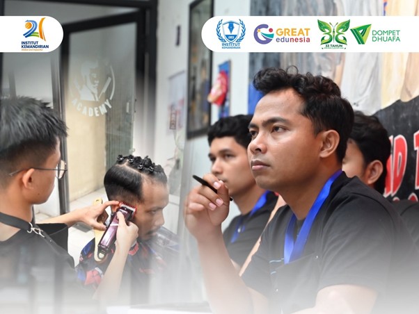 industri barber institut kemandirian 1 dompet dhuafa Group of men backstage at a grooming workshop; foreground man with a blue ribbon looks to the side while colleagues style hair. Logos of partner organizations appear at the top.