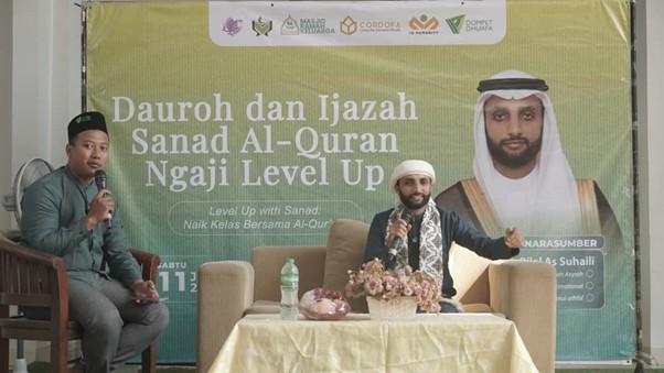ngaji level up cordofa 1 dompet dhuafa Panel discussion on 'Dauroh dan Ijazah Sanad Al-Quran Ngaji Level Up' with three men seated on stage under a green banner and a table with flowers in front of them.