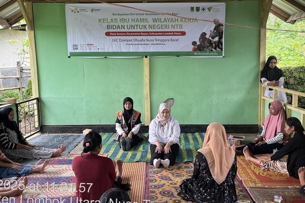 penghargaan untuk bidan untuk negeri 4 dompet dhuafa Women seated in a circle on patterned mats inside a small green-walled room during a prenatal class, banner overhead outlining the program.