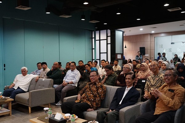 refleksijatidiri10 dompet dhuafa Audience of diverse professionals seated in a conference room watching a presentation in progress.