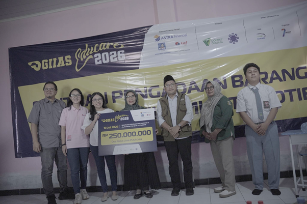 ruang praktikum di smk mitra permata 2 dompet dhuafa Seven people on a stage posing with a large ceremonial cheque for Rp 250,000,000 at a formal event, with a yellow banner in the background.