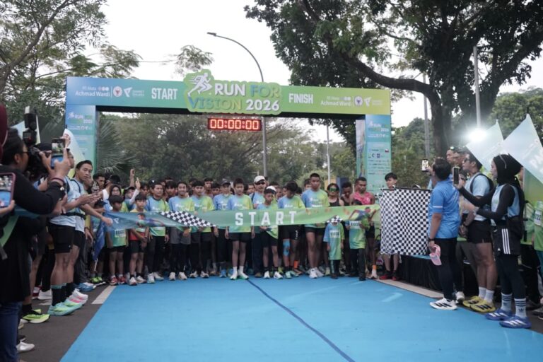 runforvision4768x512 dompet dhuafa Large group of runners at the starting line under a green banner reading 'Run for Vision 2026'.