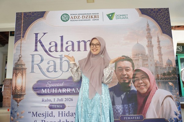 safari dakwah ustaz sugimoto di depok 1 dompet dhuafa Three people pose in front of a banner for the 'Kalam Rabb' event with mosque imagery; center woman in a turquoise dress and hijab smiles at the camera.